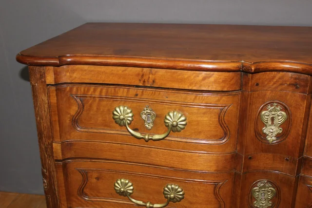 Crossbow-front Louis XV commode in walnut and wild cherry, 18th century — Very good condition