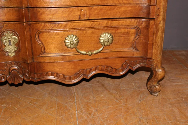 Crossbow-front Louis XV commode in walnut and wild cherry, 18th century — Very good condition