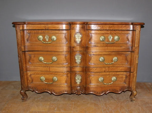 Crossbow-front Louis XV commode in walnut and wild cherry, 18th century — Very good condition