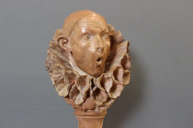 Erstaunter Pierrot aus Terrakotta von A. Rolle, um 1900 — Sehr guter Zustand