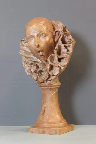 Erstaunter Pierrot aus Terrakotta von A. Rolle, um 1900 — Sehr guter Zustand