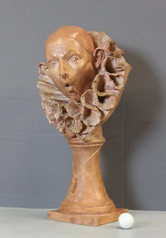 Erstaunter Pierrot aus Terrakotta von A. Rolle, um 1900 — Sehr guter Zustand
