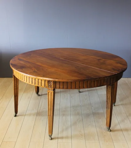 Mesa con Cenefa Estilo Luis XVI, Diámetro 155 cm, Siglo XIX — Muy buen estado