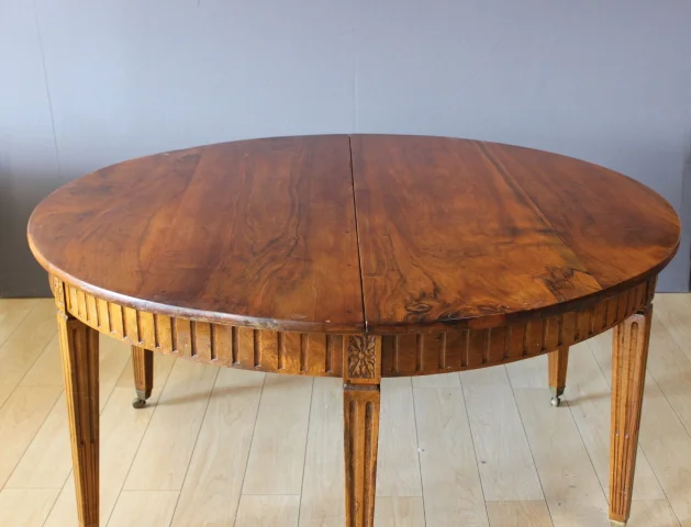 Mesa con Cenefa Estilo Luis XVI, Diámetro 155 cm, Siglo XIX — Muy buen estado