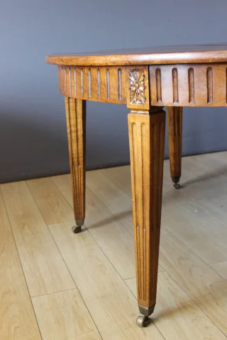Mesa con Cenefa Estilo Luis XVI, Diámetro 155 cm, Siglo XIX — Muy buen estado