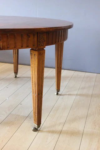 Mesa con Cenefa Estilo Luis XVI, Diámetro 155 cm, Siglo XIX — Muy buen estado