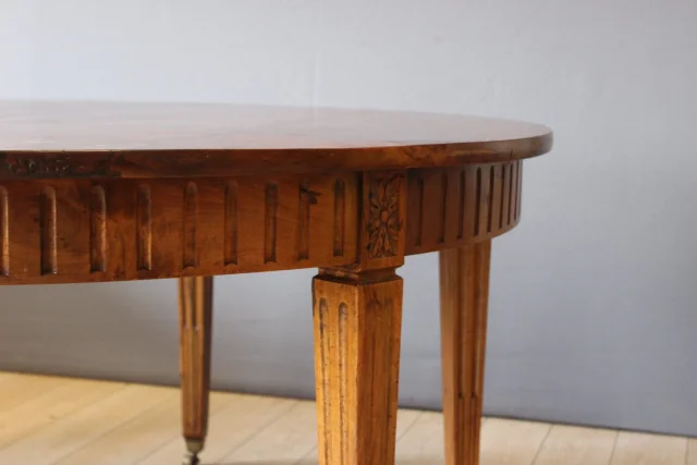 Mesa con Cenefa Estilo Luis XVI, Diámetro 155 cm, Siglo XIX — Muy buen estado