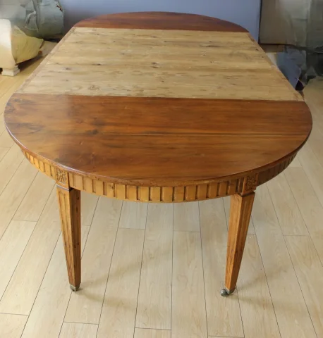 Mesa con Cenefa Estilo Luis XVI, Diámetro 155 cm, Siglo XIX — Muy buen estado