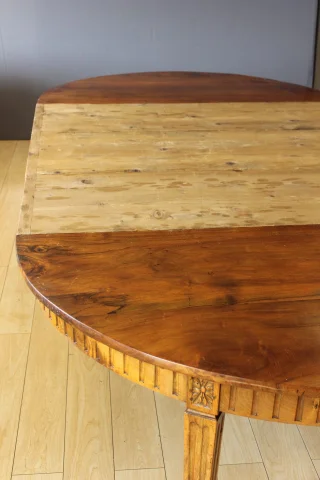 Mesa con Cenefa Estilo Luis XVI, Diámetro 155 cm, Siglo XIX — Muy buen estado