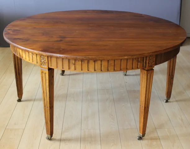 Mesa con Cenefa Estilo Luis XVI, Diámetro 155 cm, Siglo XIX — Muy buen estado