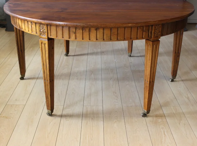 Mesa con Cenefa Estilo Luis XVI, Diámetro 155 cm, Siglo XIX — Muy buen estado