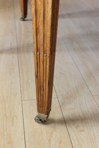 Mesa con Cenefa Estilo Luis XVI, Diámetro 155 cm, Siglo XIX — Muy buen estado