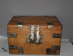 Cofre de Roble con Flejes de Hierro, Siglo XVIII