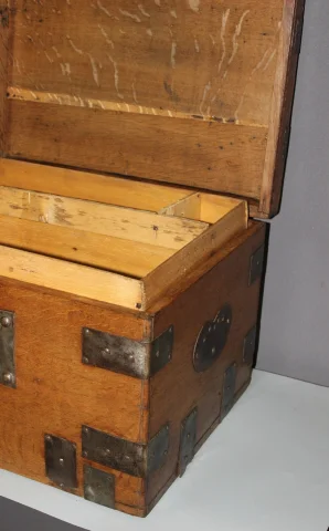 Cofre de Roble con Flejes de Hierro, Siglo XVIII — Muy buen estado