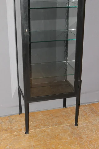 黑色烤漆铁质展示柜，约1950年 — 状态极佳