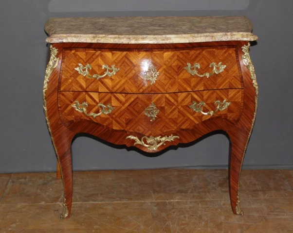Louis XV Rosewood Marquetry Chest of Drawers — Very good condition