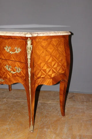 Louis XV Rosewood Marquetry Chest of Drawers — Very good condition