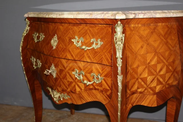 Louis XV Rosewood Marquetry Chest of Drawers — Very good condition