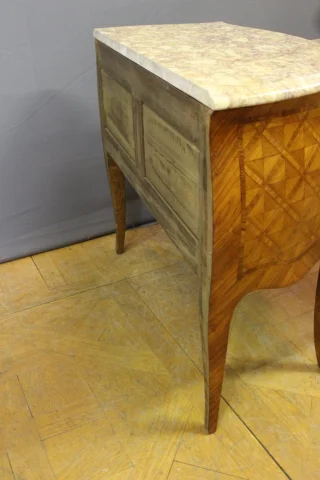 Louis XV Rosewood Marquetry Chest of Drawers — Very good condition