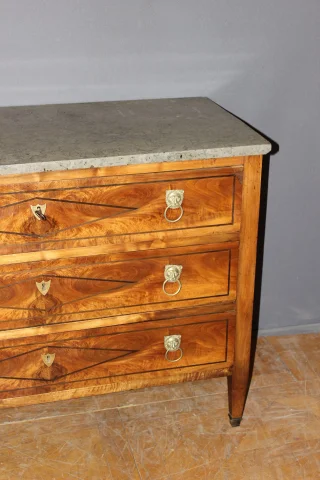 Directoire Walnut Commode, late 18th century — Very good condition