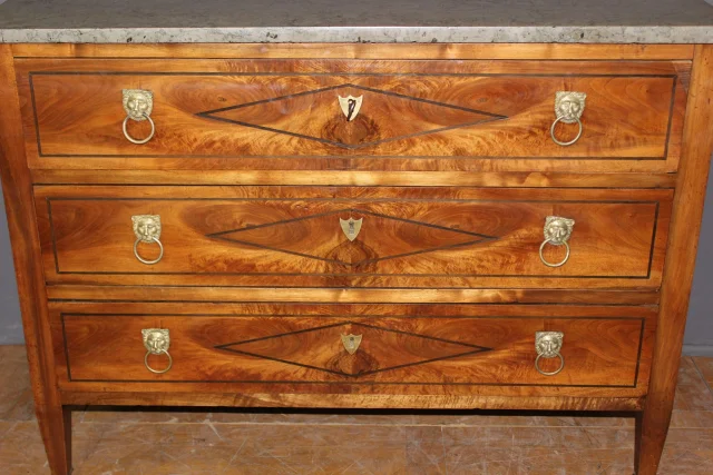 Directoire Walnut Commode, late 18th century — Very good condition
