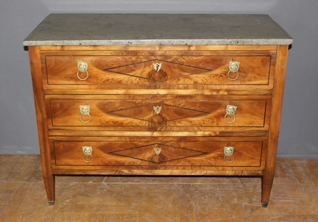 Directoire Walnut Commode, late 18th century — Very good condition