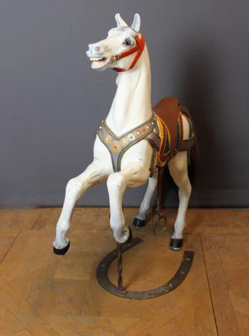 Geschnitztes Holz-Karussellpferd, circa 1900 — Sehr guter Zustand