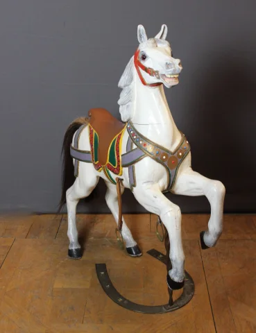 Geschnitztes Holz-Karussellpferd, circa 1900 — Sehr guter Zustand