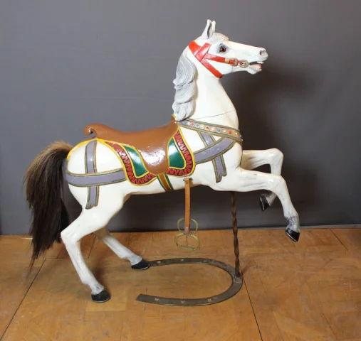 Geschnitztes Holz-Karussellpferd, circa 1900 — Sehr guter Zustand