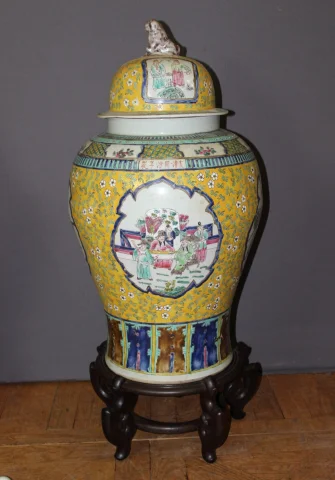 Pair of Chinese Ceremonial Vases on Wooden Stands, 20th Century — Very good condition