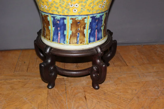 Pair of Chinese Ceremonial Vases on Wooden Stands, 20th Century — Very good condition