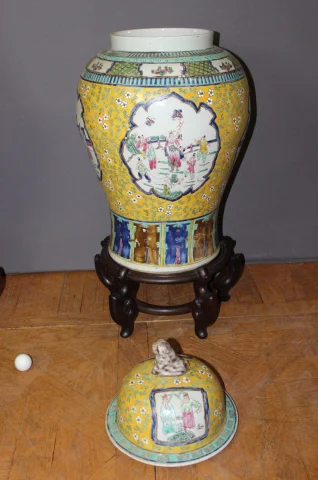 Pair of Chinese Ceremonial Vases on Wooden Stands, 20th Century — Very good condition