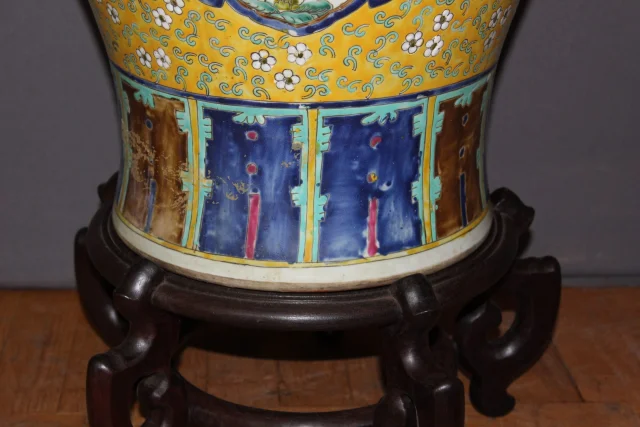 Pair of Chinese Ceremonial Vases on Wooden Stands, 20th Century — Very good condition