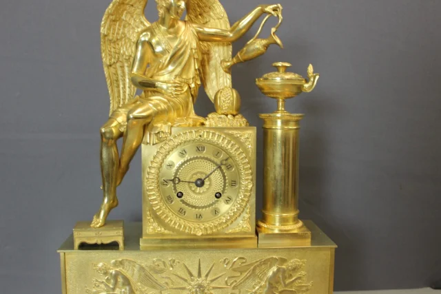 Restauration-Kaminuhr, Allegorische Antikenfigur in vergoldetem Bronze, frühes 19. Jahrhundert — Sehr guter Zustand
