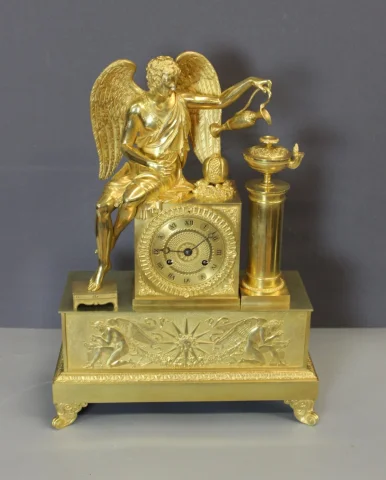 Restauration-Kaminuhr, Allegorische Antikenfigur in vergoldetem Bronze, frühes 19. Jahrhundert — Sehr guter Zustand