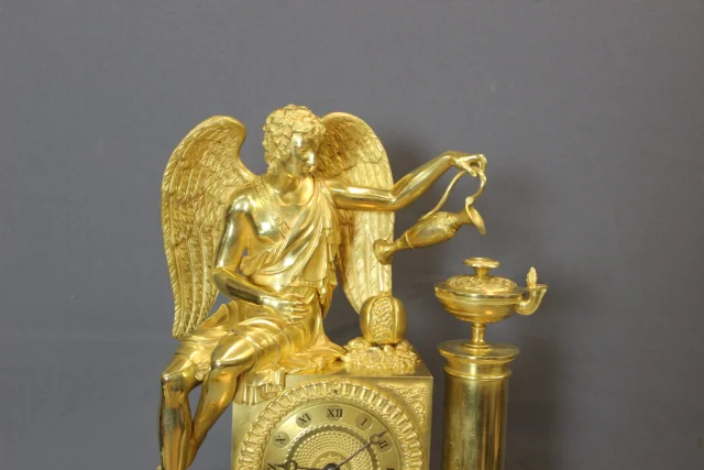 Restauration-Kaminuhr, Allegorische Antikenfigur in vergoldetem Bronze, frühes 19. Jahrhundert — Sehr guter Zustand