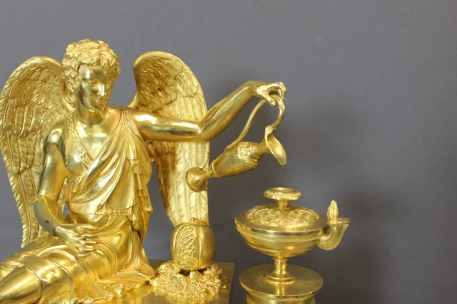 Restauration-Kaminuhr, Allegorische Antikenfigur in vergoldetem Bronze, frühes 19. Jahrhundert — Sehr guter Zustand