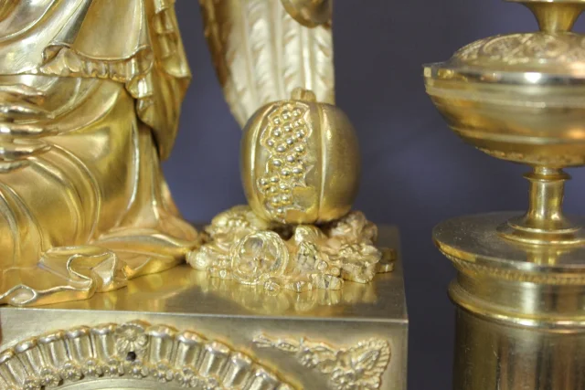 Restauration-Kaminuhr, Allegorische Antikenfigur in vergoldetem Bronze, frühes 19. Jahrhundert — Sehr guter Zustand