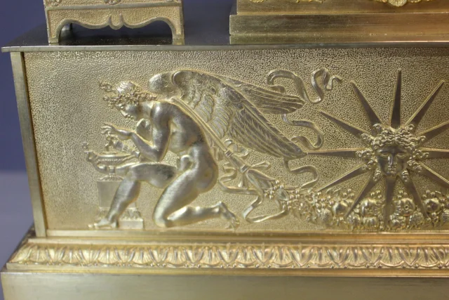 Restauration-Kaminuhr, Allegorische Antikenfigur in vergoldetem Bronze, frühes 19. Jahrhundert — Sehr guter Zustand