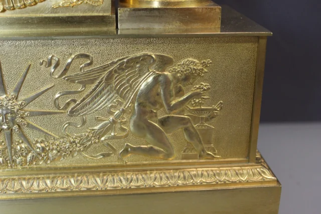 Restauration-Kaminuhr, Allegorische Antikenfigur in vergoldetem Bronze, frühes 19. Jahrhundert — Sehr guter Zustand