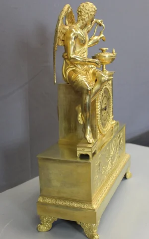 Restauration-Kaminuhr, Allegorische Antikenfigur in vergoldetem Bronze, frühes 19. Jahrhundert — Sehr guter Zustand