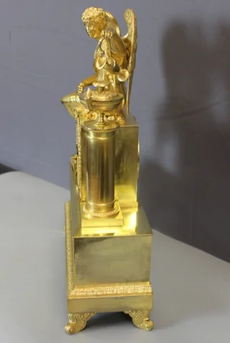 Restauration-Kaminuhr, Allegorische Antikenfigur in vergoldetem Bronze, frühes 19. Jahrhundert — Sehr guter Zustand