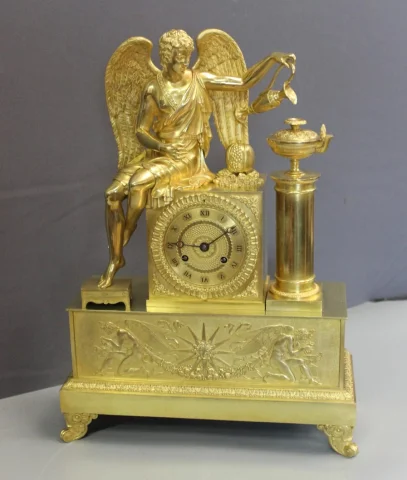 Restauration-Kaminuhr, Allegorische Antikenfigur in vergoldetem Bronze, frühes 19. Jahrhundert — Sehr guter Zustand