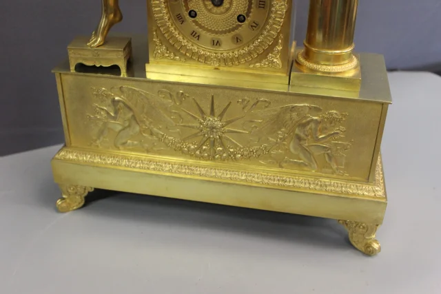 Restauration-Kaminuhr, Allegorische Antikenfigur in vergoldetem Bronze, frühes 19. Jahrhundert — Sehr guter Zustand