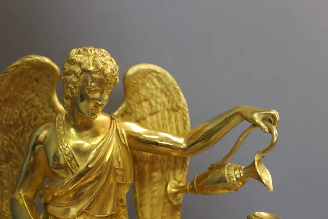 Restauration-Kaminuhr, Allegorische Antikenfigur in vergoldetem Bronze, frühes 19. Jahrhundert — Sehr guter Zustand