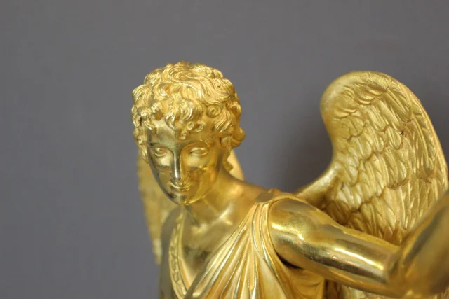 Restauration-Kaminuhr, Allegorische Antikenfigur in vergoldetem Bronze, frühes 19. Jahrhundert — Sehr guter Zustand