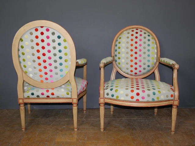 Paar Louis-XVI-Stil Medaillon-Sessel — Guter Zustand