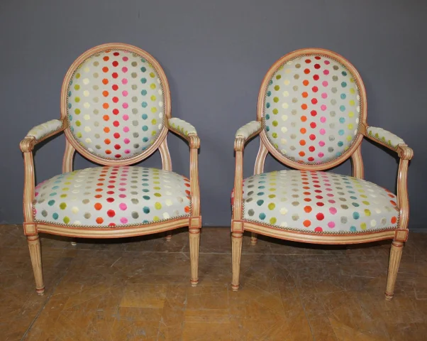 Paar Louis-XVI-Stil Medaillon-Sessel — Guter Zustand