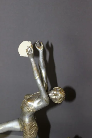 Art-déco-Bronzeskulptur einer Frau mit Tamburin von Claude Mirval — Sehr guter Zustand