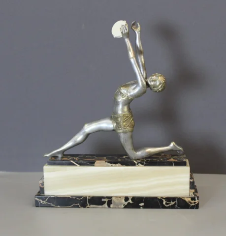 Art-déco-Bronzeskulptur einer Frau mit Tamburin von Claude Mirval — Sehr guter Zustand